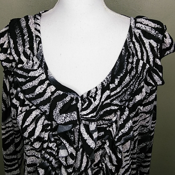 😻 4/$25 Ruffled Front Animal Print Waist Length Blouse NWT - Picture 2 of 8